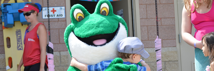 Froggie hugs guest at Battle Creek Waterworks