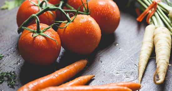 Fresh tomatoes and carrots